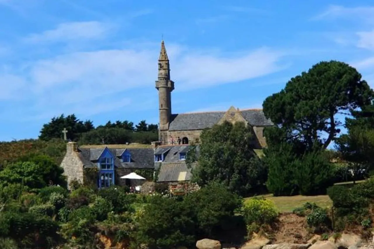Holiday home Longere Renovee Avec Acces Direct A La Mer Guimaec France